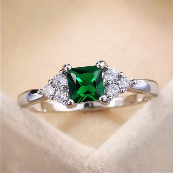 New Women’s 925 Silver Beautiful Emerald Ring - Picture 2 of 5